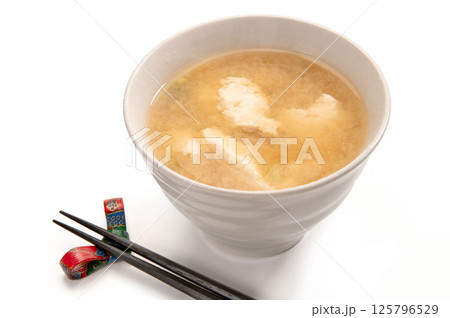 沖縄の郷土料理、ゆし豆腐の味噌汁 125796529