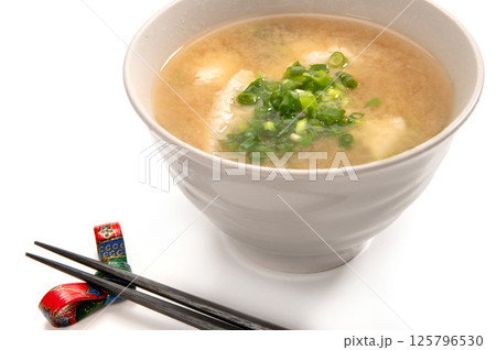沖縄の郷土料理、ゆし豆腐の味噌汁 沖縄の郷土料理、ゆし豆腐の味噌汁 125796530