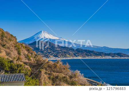 静岡市の薩埵峠から見る富士山と駿河湾(静岡県) 125796883