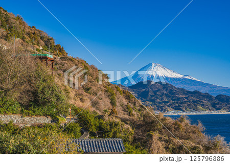 静岡市の薩埵峠から見る富士山と駿河湾(静岡県) 静岡市の薩埵峠から見る富士山と駿河湾(静岡県) 125796886