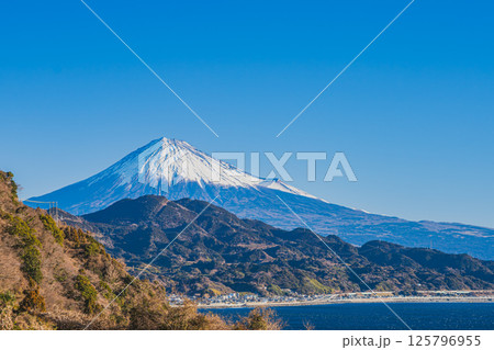 静岡市の薩埵峠から見る富士山と駿河湾(静岡県) 静岡市の薩埵峠から見る富士山と駿河湾(静岡県) 125796955