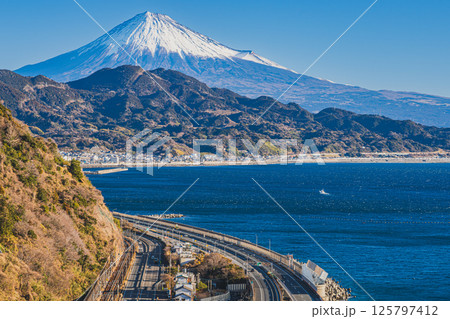 静岡市の薩埵峠から見る富士山と駿河湾(静岡県) 静岡市の薩埵峠から見る富士山と駿河湾(静岡県) 125797412