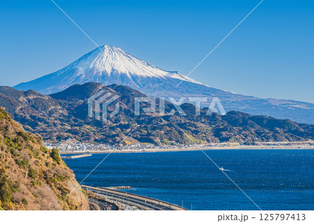 静岡市の薩埵峠から見る富士山と駿河湾(静岡県) 静岡市の薩埵峠から見る富士山と駿河湾(静岡県) 125797413
