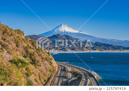 静岡市の薩埵峠から見る富士山と駿河湾(静岡県) 静岡市の薩埵峠から見る富士山と駿河湾(静岡県) 125797419