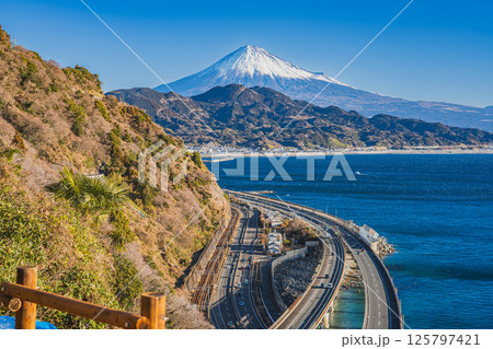 静岡市の薩埵峠から見る富士山と駿河湾(静岡県) 静岡市の薩埵峠から見る富士山と駿河湾(静岡県) 125797421