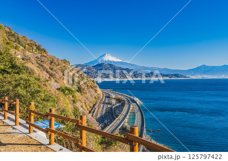 静岡市の薩埵峠から見る富士山と駿河湾(静岡県) 125797422