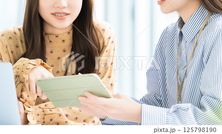 ミーティングをする2人の女性・ビジネスウーマン ミーティングをする2人の女性・ビジネスウーマン 125798190