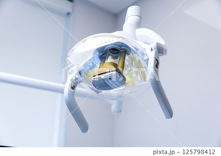 Modern Dental Equipment: A Close-Up of a Sleek, Advanced Dental Light Fixture Hanging in a State-of-the-Art Dental Office Setting 125798412