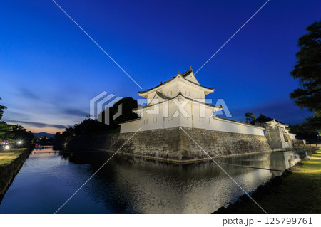 京都 二条城の夜景 東南隅櫓と東大手門 (京都府京都市中京区) 京都 二条城の夜景 東南隅櫓と東大手門 (京都府京都市中京区) 125799761