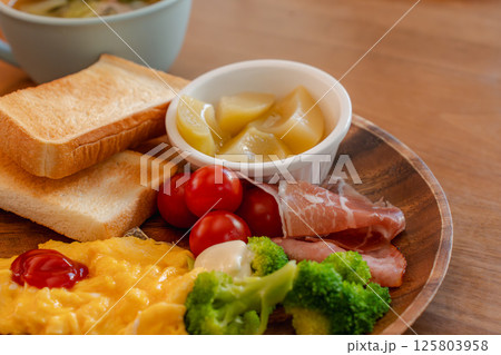 洋風朝食スクランブルエッグとトースト 125803958