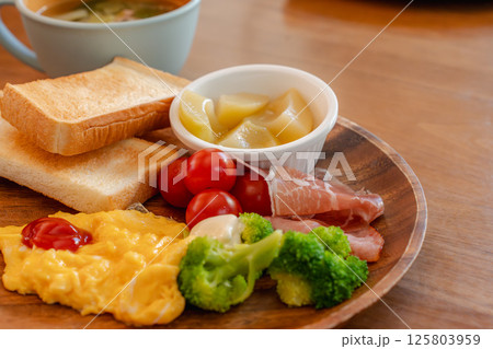洋風朝食スクランブルエッグとトースト 125803959