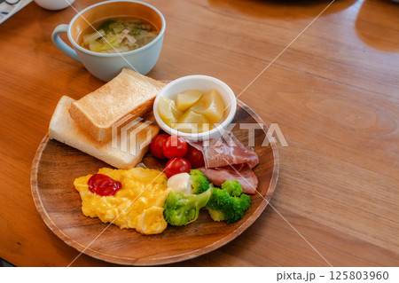 洋風朝食スクランブルエッグとトースト 125803960