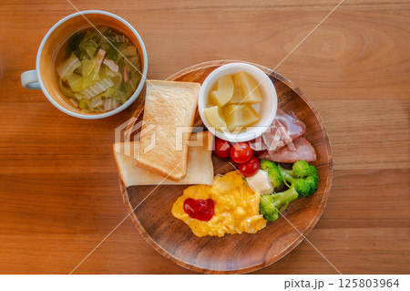 洋風朝食スクランブルエッグとトースト 125803964