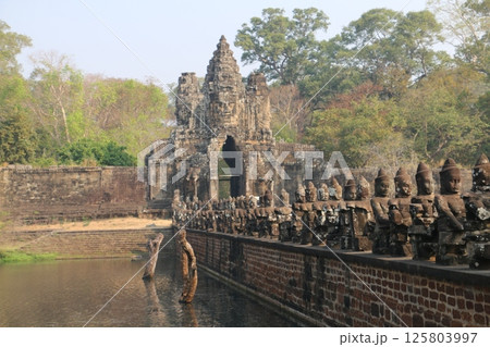 クメール王朝の城郭都市アンコール・トム 125803997