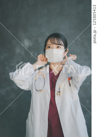 マスクをする女性医師 125805413