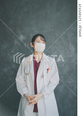 女性医師 125805414