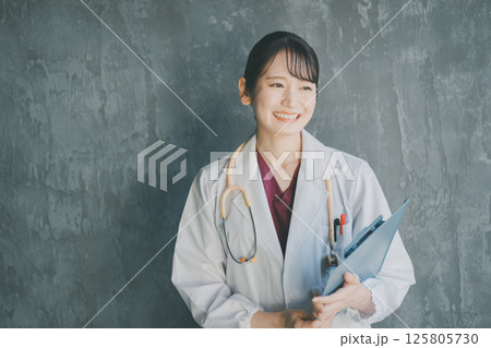 若い美人女医 125805730