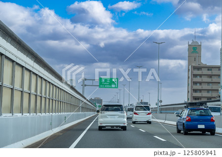 兵庫県神戸市　阪神高速道路3号神戸線の深江出口付近を走行中の自動車 125805941
