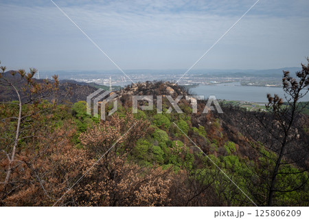 日本の岡山県児島半島の八丈岩山の山火事後でも美しい風景 日本の岡山県児島半島の八丈岩山の山火事後でも美しい風景 125806209