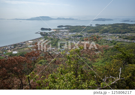 日本の岡山県児島半島の八丈岩山の山火事後でも美しい風景 日本の岡山県児島半島の八丈岩山の山火事後でも美しい風景 125806217