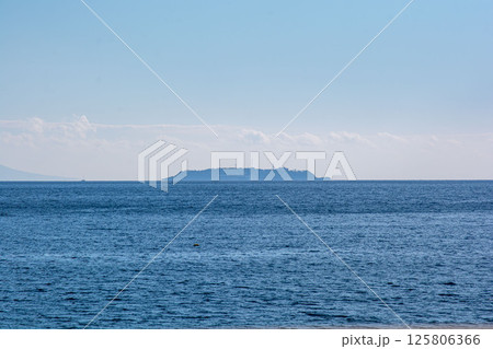 熱海から望む初島 125806366