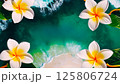 プルメリアとエメラルドグリーンの海 125806724