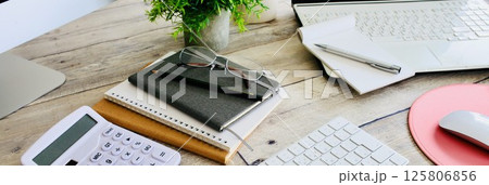 ビジネスイメージ　デスクワーク　オフィスワーク　バナー素材 125806856