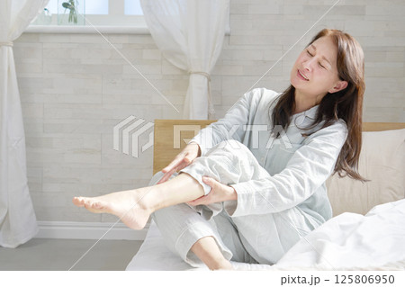 足がつる中年の女性 125806950