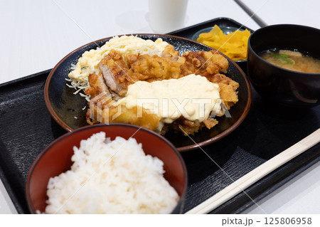 日本の岡山県倉敷市の店で食べたとても美味しいチキン南蛮 125806958