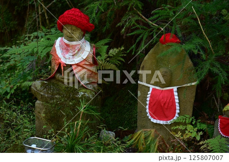 高野山奥の院の参道 お地蔵さんのいる風景 高野山奥の院の参道 お地蔵さんのいる風景 125807007