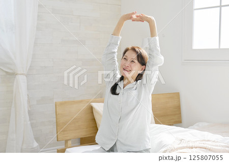 中年の女性　伸び　起床 125807055