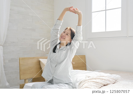 中年の女性　伸び　起床 125807057