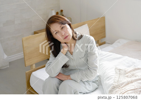 寝違えた中年の女性 寝違えた中年の女性 125807068