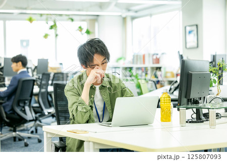眼精疲労　ビジネスマン 125807093