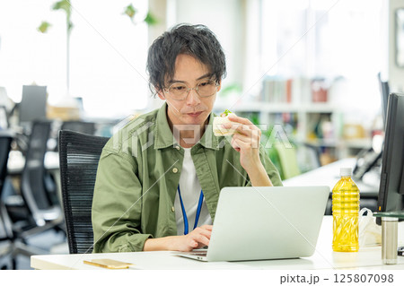 オフィスで働くエンジニア 125807098