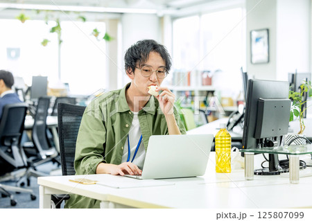 オフィスで働くエンジニア 125807099