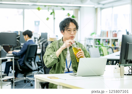 オフィスで働くエンジニア 125807101