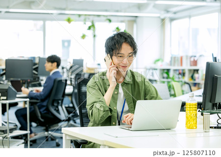 エンジニア　男性　オフィス 125807110