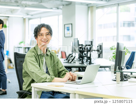 エンジニア　男性　オフィス 125807115