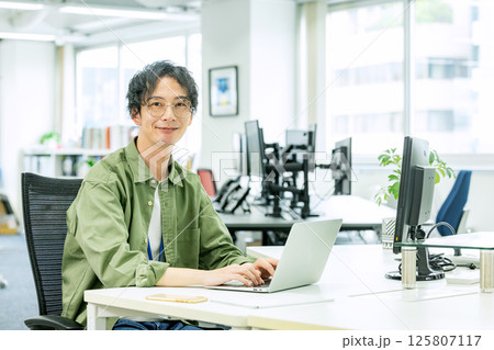 エンジニア 男性 オフィス エンジニア 男性 オフィス 125807117