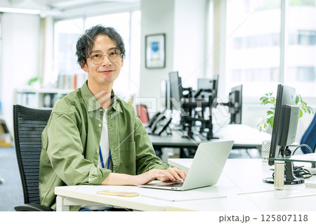 エンジニア　男性　オフィス 125807118