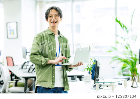 オフィスで働くエンジニア 125807134