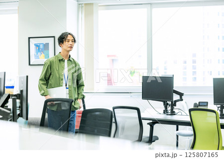 オフィスで働く男性 125807165