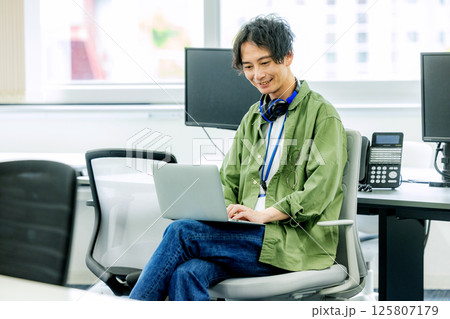 オフィスで仕事をするエンジニア 125807179