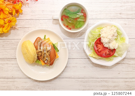 チキンバーガー 125807244