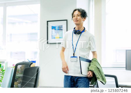 働く男性　エンジニア 125807246