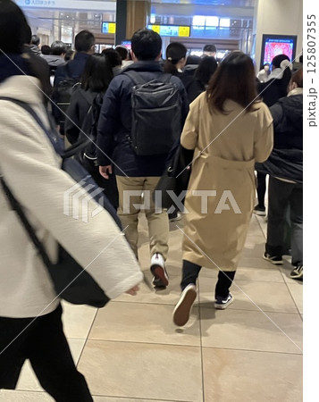 駅での混雑状況　行き交う人々 125807355