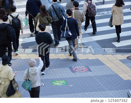 ハイアングルで撮影した都市の街の横断歩道を渡る人々の姿 ハイアングルで撮影した都市の街の横断歩道を渡る人々の姿 125807382