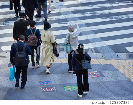 ハイアングルで撮影した都市の街の横断歩道を渡る人々の姿 ハイアングルで撮影した都市の街の横断歩道を渡る人々の姿 125807383