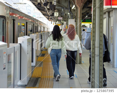 名古屋駅のホームで電車待ちの若い女性観光客の姿 名古屋駅のホームで電車待ちの若い女性観光客の姿 125807395